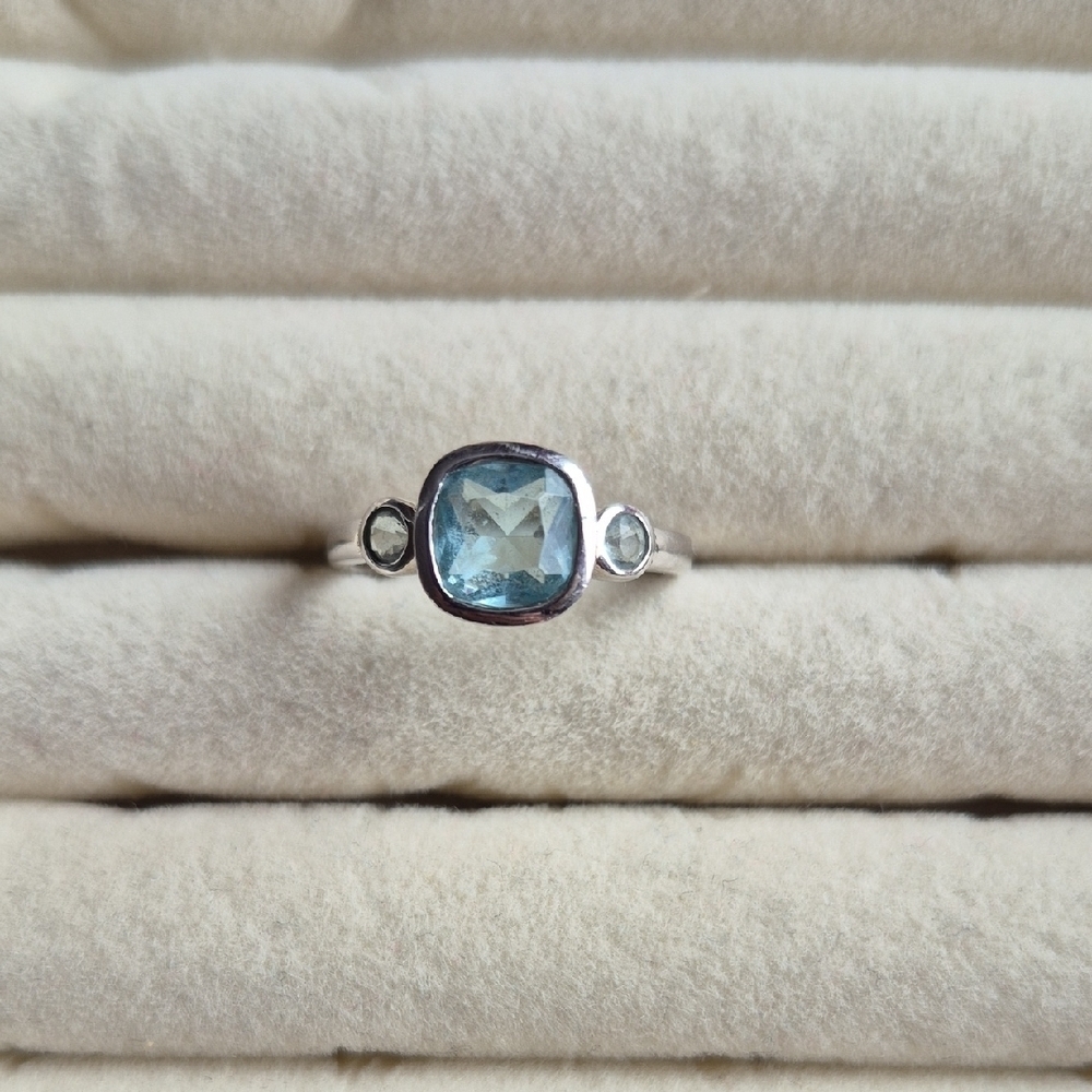 Tocara Sterling Silver and Pretty Blue Stone Ring (J82) - Picture 4 of 5